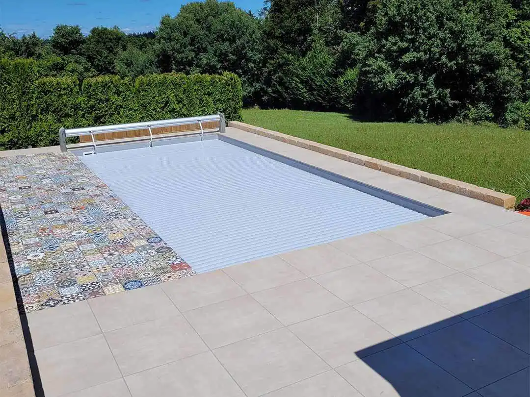 Feinsteinzeug im Poolbau Feinsteinzeug im Poolbau